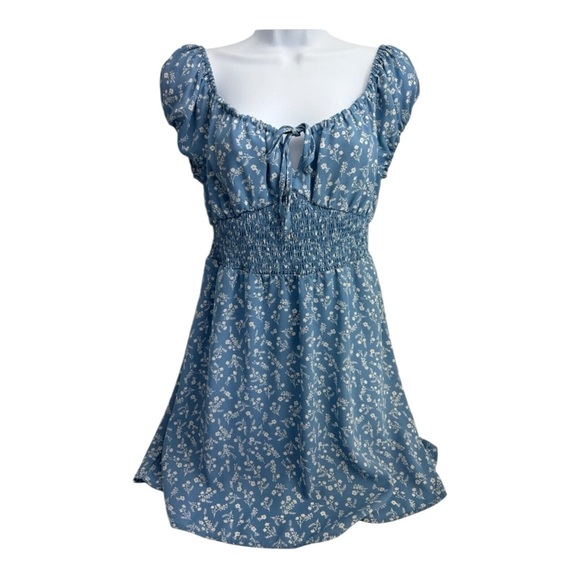LOVE TREE Womens Puff Sleeve Smock Waist Womens Dress Size small Blue
Floral - Picture 2 of 4